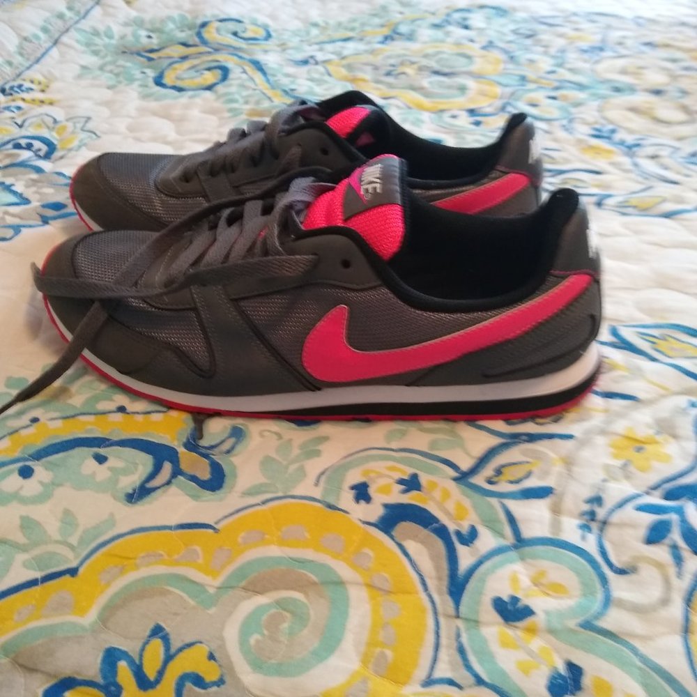 Nikes Retro  Running Shoes